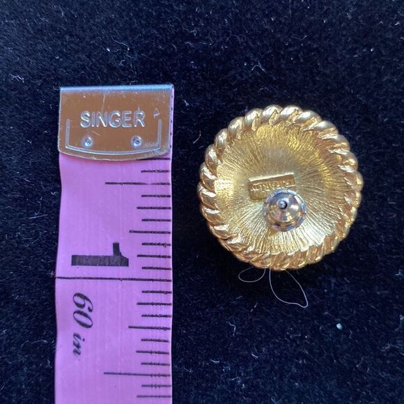 Lot of 4 Trifari Earrings & Brooches - Picture 5 of 13